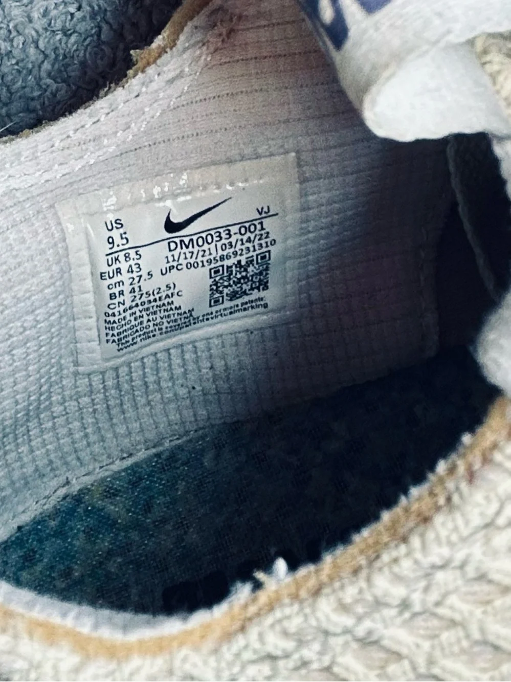 Nike White & Pale Green Sneakers size 9 1/2